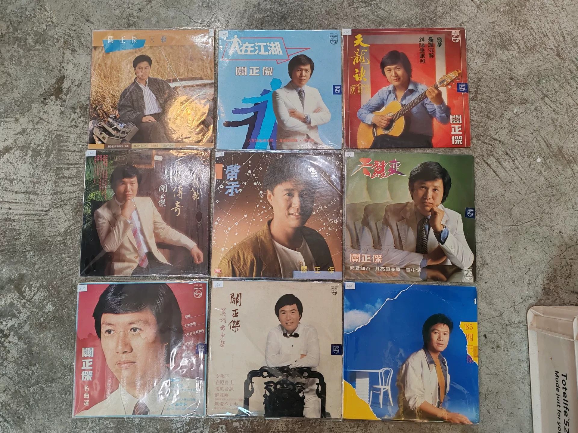鑑定師核對黑膠唱片內圈碼盤面品相歌詞紙與OBI側標