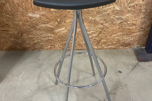Mobles 114 Gimlet Stool by Jorge Pensi, barkrakk i Mørk grått / grå