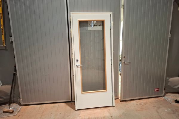 Innerdør med karm, klemsikring og uten terskel (Høyre 90x210mm)