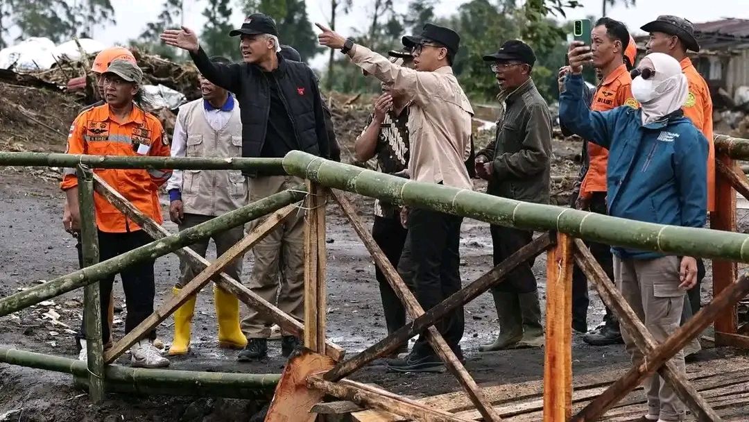 Terjang Lumpur! Ganjar Pranowo Tinjau Lokasi Banjir Bandang di Lereng Gunung Slamet