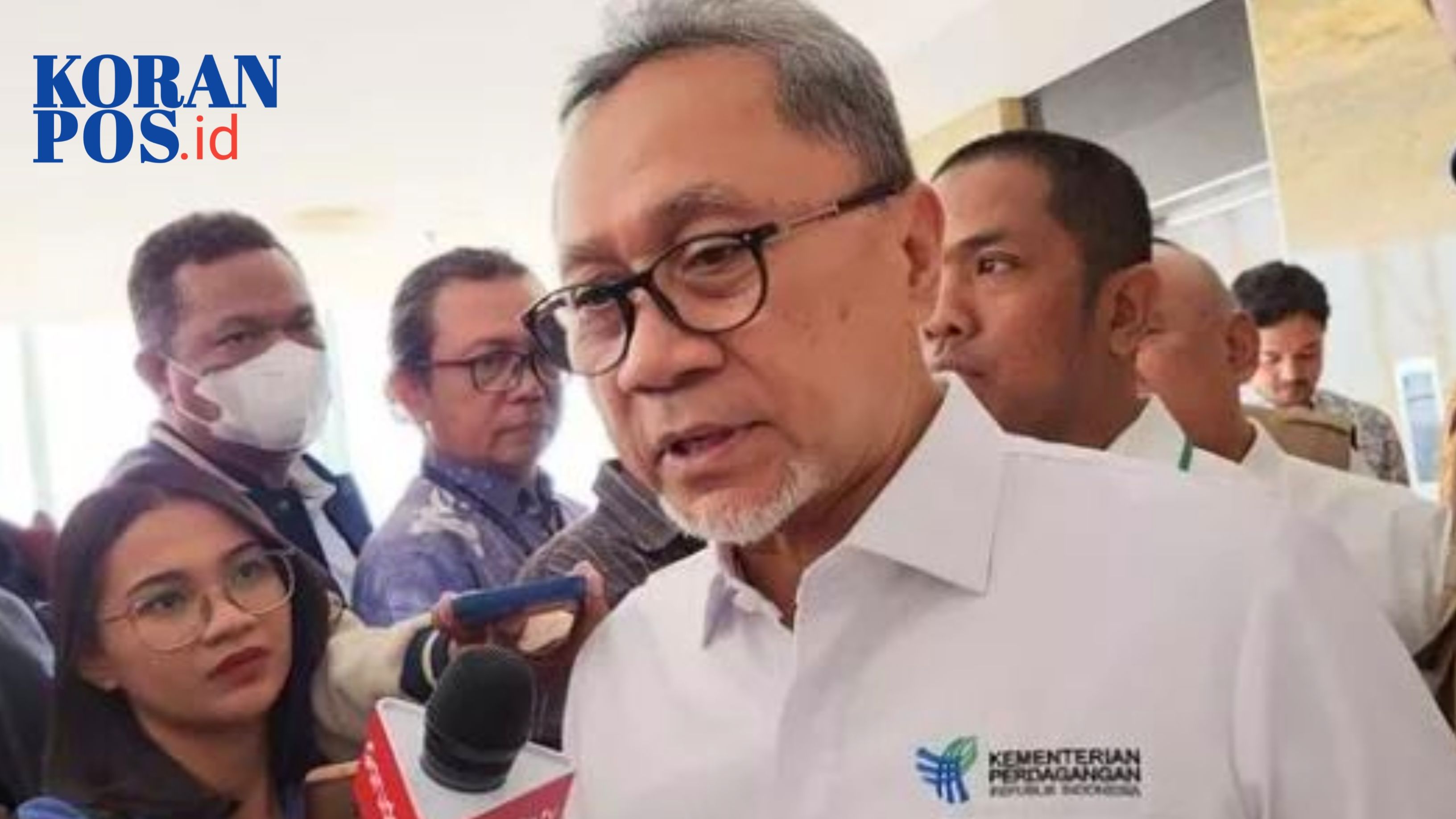 Menko Pangan Zulkifli Hasan saat meninjau simulasi pengemasan paket Makan Bergizi Gratis (MBG) yang akan dibagikan kepada siswa selama bulan Ramadan 2026.