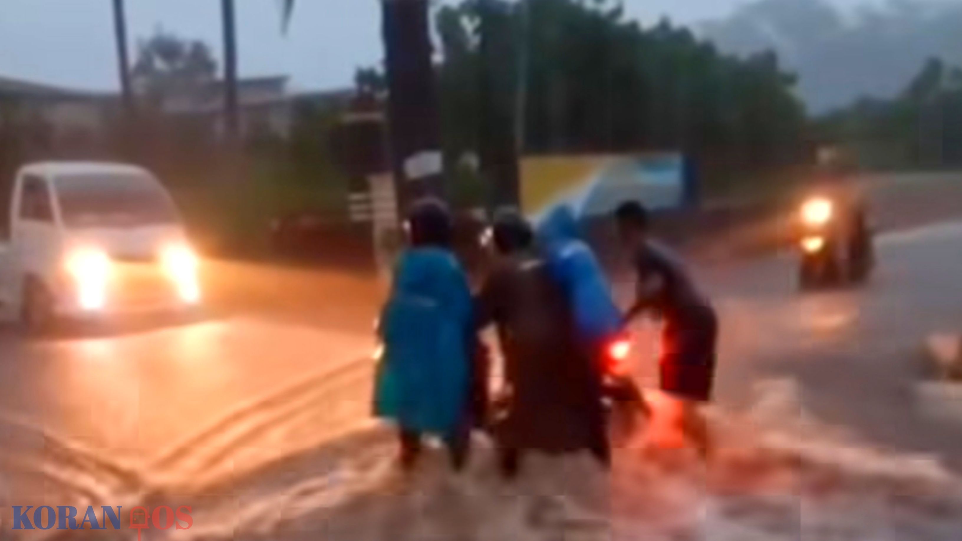 Kondisi jalan raya Serayu Larangan Mrebet Purbalingga yang dipenuhi kerikil dan pasir pasca luapan air hujan deras, Sabtu (7/2/2026).