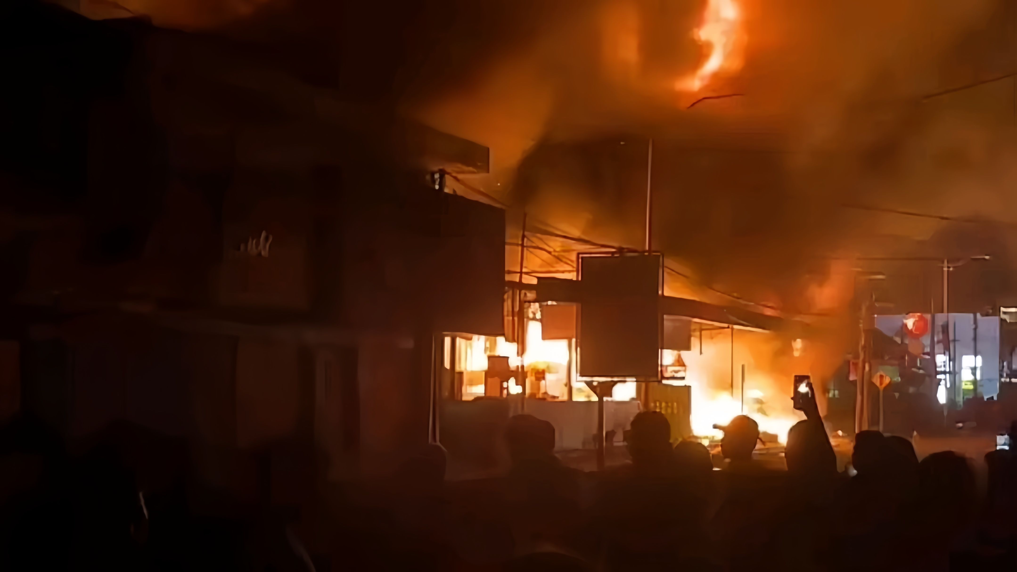BREAKING NEWS: Rita Pasar Raya Cilacap Terbakar Tengah Malam, Api Berkobar Hebat