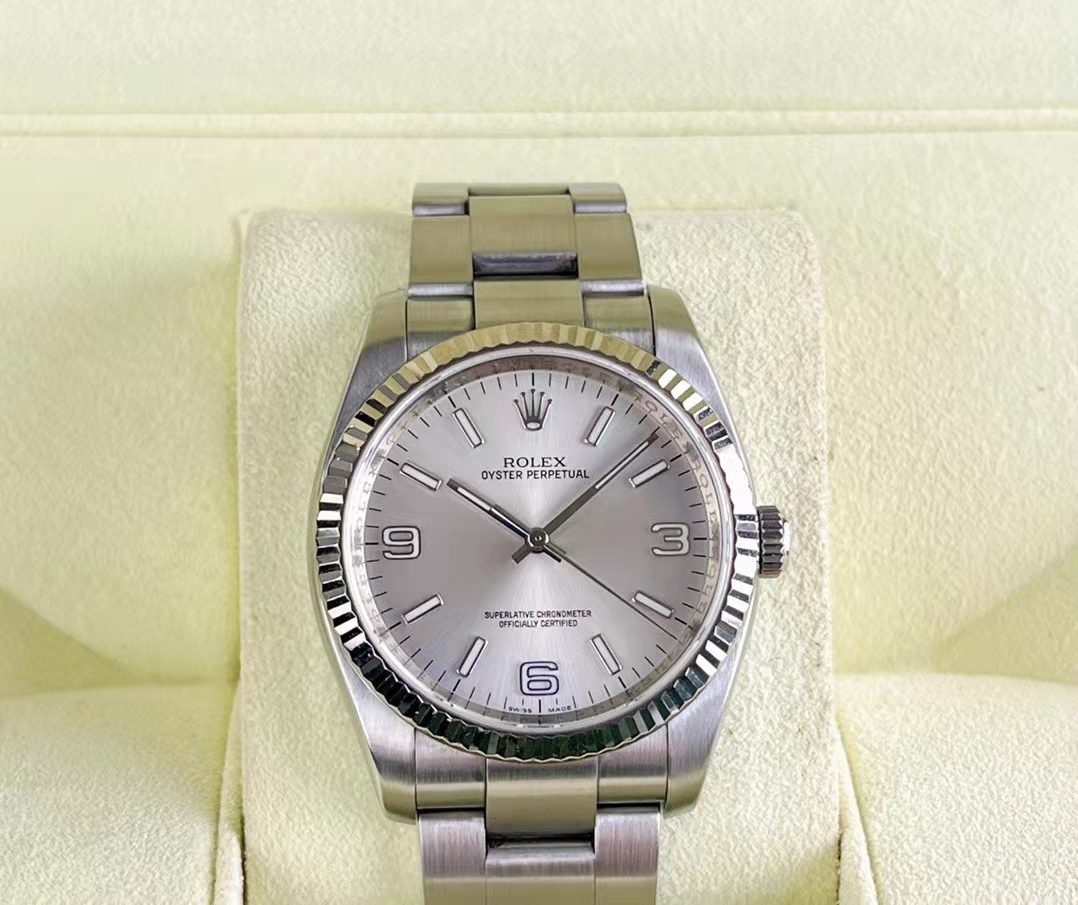 銀色 3、6、9，錶面有 Oyster Perpetual 字樣