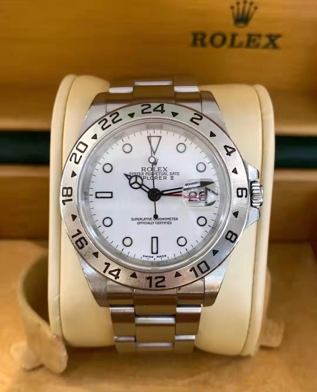 白色錶面 Explorer II 實拍,黑框圓點時標、紅色 24 小時針,固定鋼外圈刻有 24 小時刻度