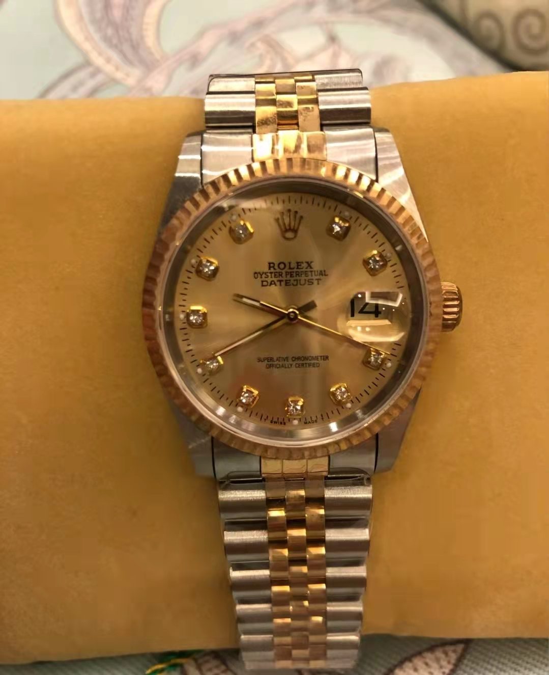 來源標為 16233 的 Datejust 實拍，可見雙色五珠 Jubilee 錶帶與半金錶殼