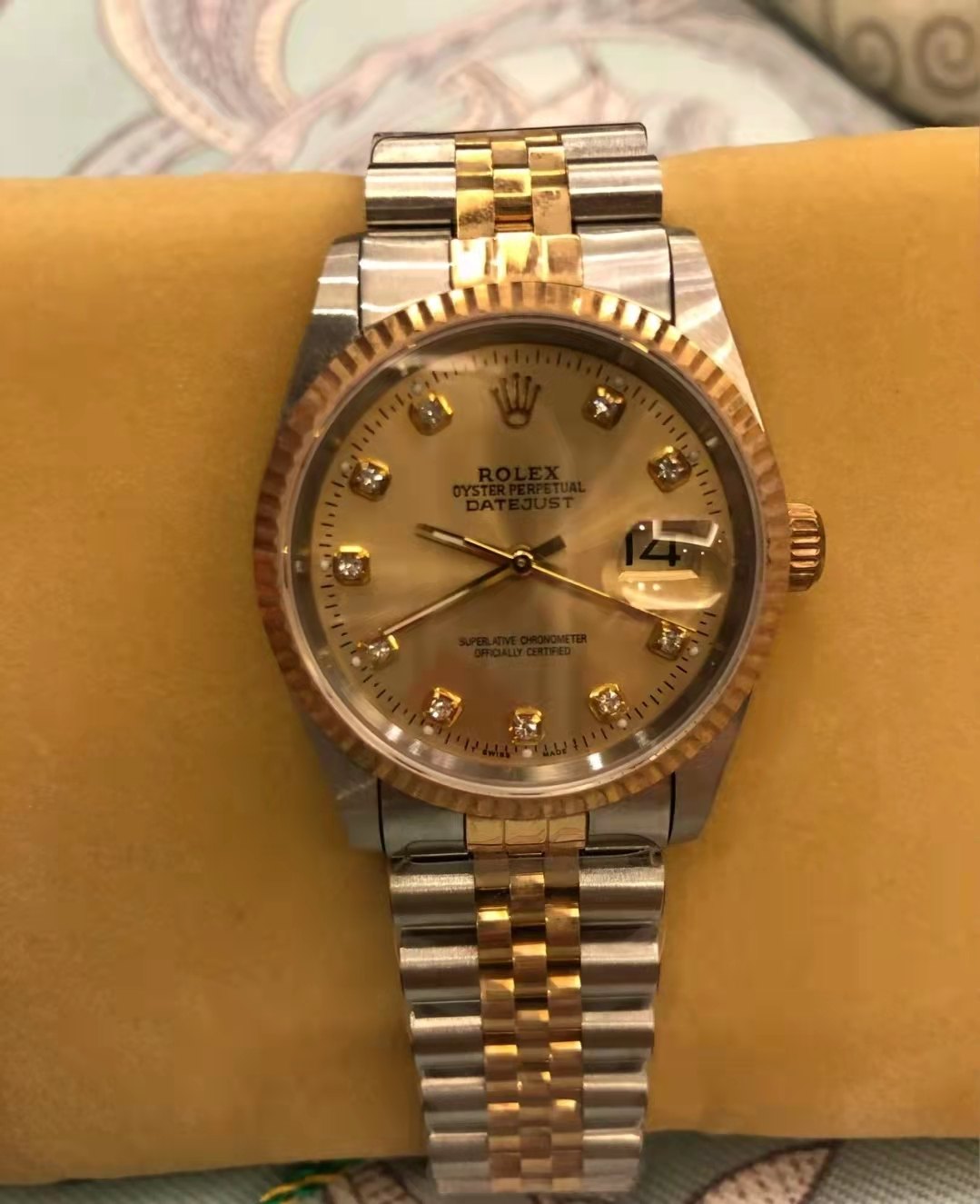 來源標為 16233 的 Datejust 實拍,可見日曆窗、坑紋外圈、鑲石時標及五珠帶