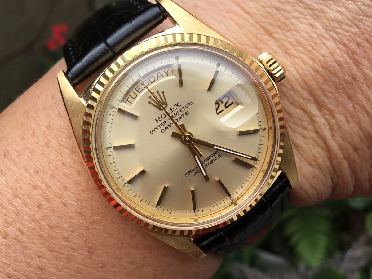 皮帶 Day-Date 佩戴近照,可觀察星期窗、日期窗、錶鏡弧度與錶耳線條
