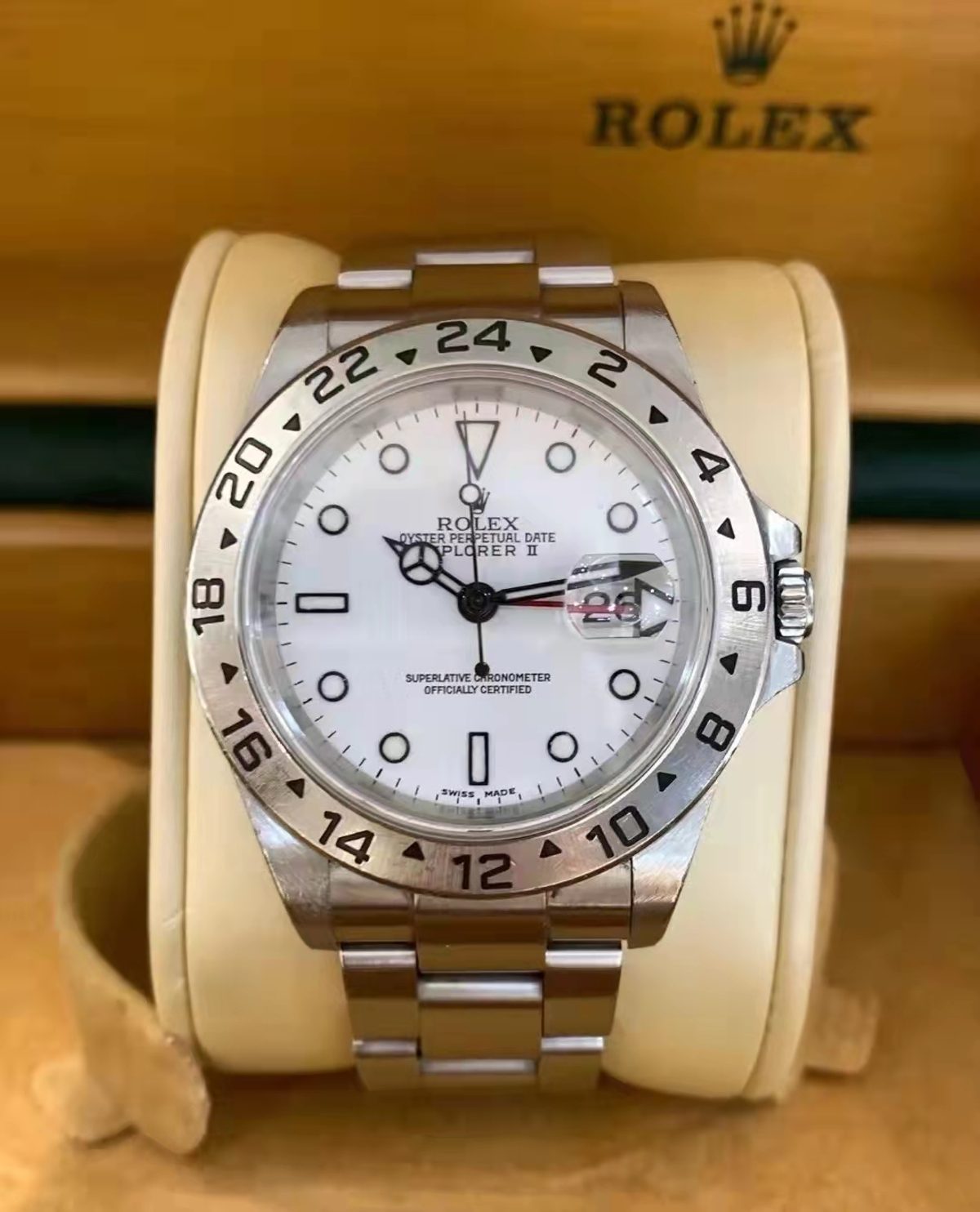 白色錶面 Explorer II 實拍,可觀察固定 24 小時外圈與紅色指針