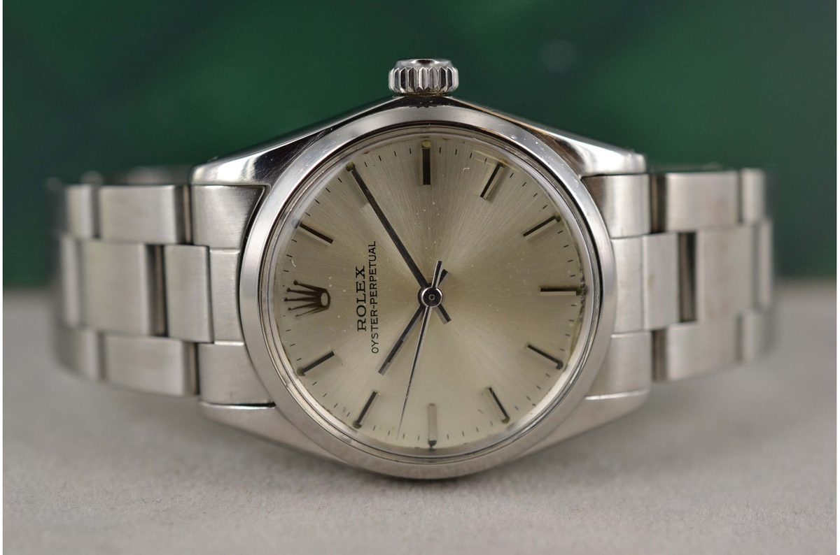 舊款銀色無日曆 Oyster Perpetual，圓拱外圈與蠔式帶