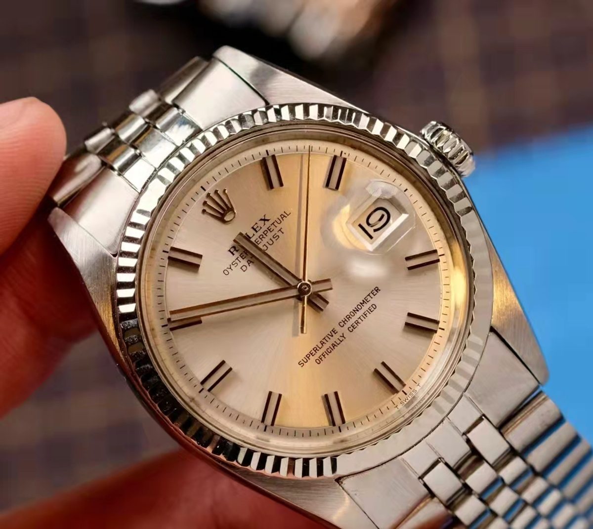 來源標為 Ref. 1601 的 Datejust 實拍，顯示平滑放射面、條狀時標、日曆窗及坑紋外圈