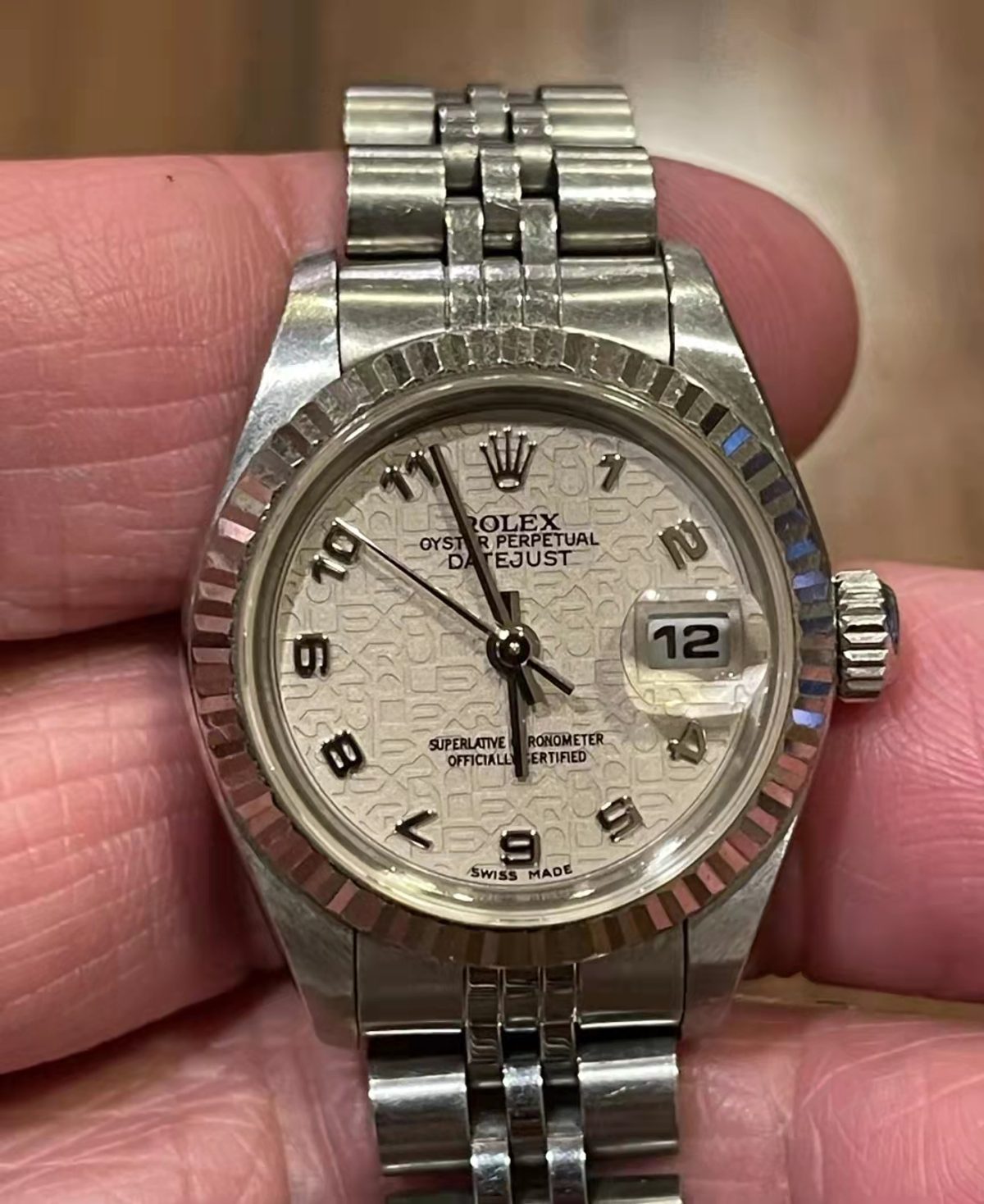 來源標為 79174 的小尺寸 Datejust 實拍，可見日曆窗、坑紋外圈及錶殼近照