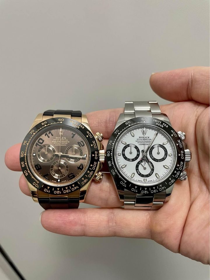 兩枚不同錶面、外圈、材質與錶帶外觀的 Rolex Daytona 類腕錶並列相片