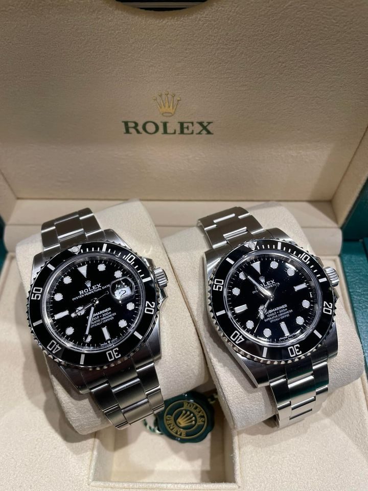 兩枚黑色外圈 Submariner 並列，可比較有曆與無曆、錶耳及錶帶比例