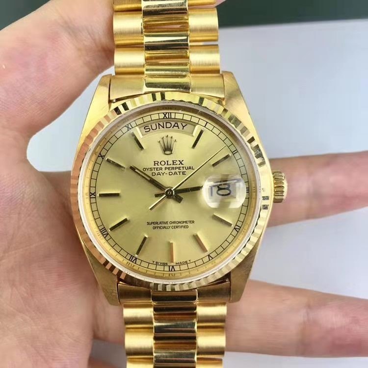 金色 Day-Date 與元首型錶帶正面實拍,可見鏈節、錶耳及錶盤配置