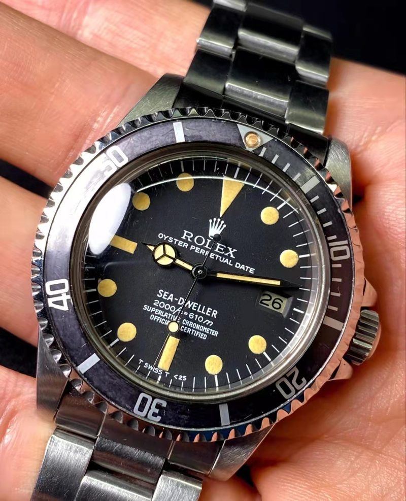 舊款 Rolex Sea-Dweller 正面與錶冠一側相片，示範不操作零件下記錄錶殼外部狀態