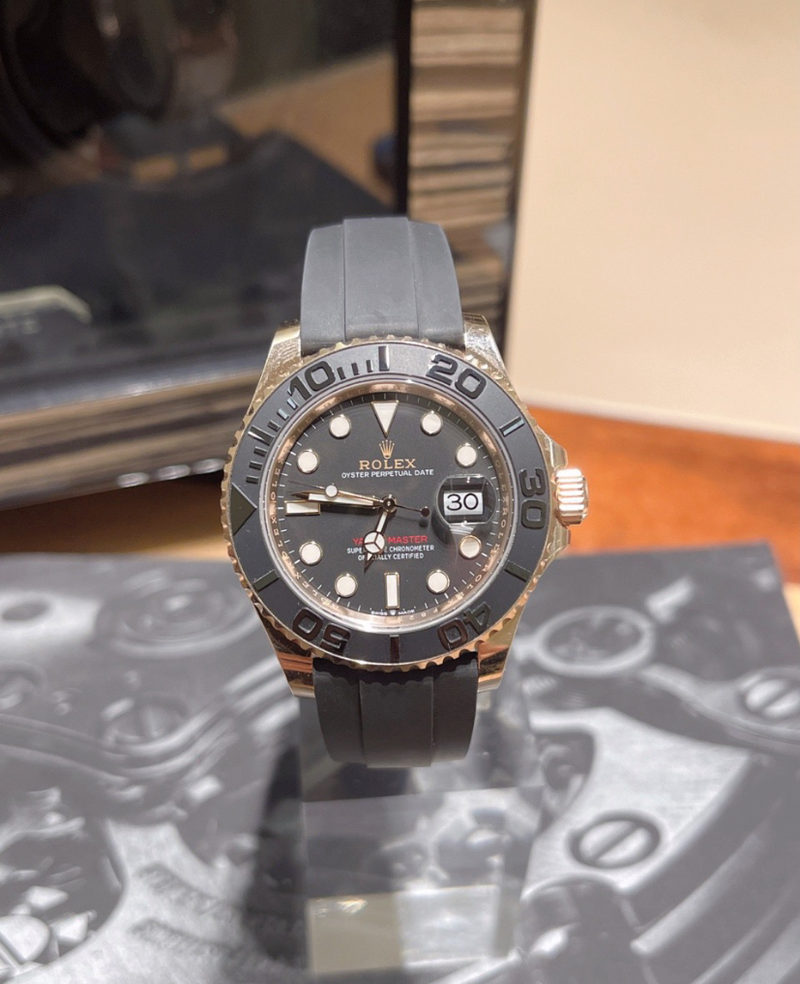 Yacht-Master 腕錶配黑色 Oysterflex 錶帶正面相片,說明錶帶類型不能一律按金屬帶節點算