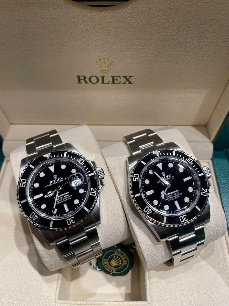 兩枚黑色外圈 Submariner 並列展示有曆與無曆外觀差異