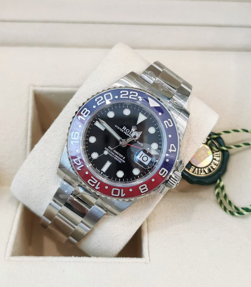 紅藍外圈現代 GMT-Master 腕錶實拍,可觀察外圈、錶耳、盤面與蠔式三板帶配置