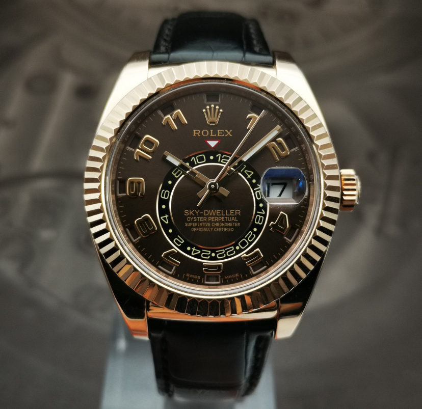 深色錶面皮帶 Sky-Dweller 歷史款正面，可觀察坑紋外圈與顯示布局