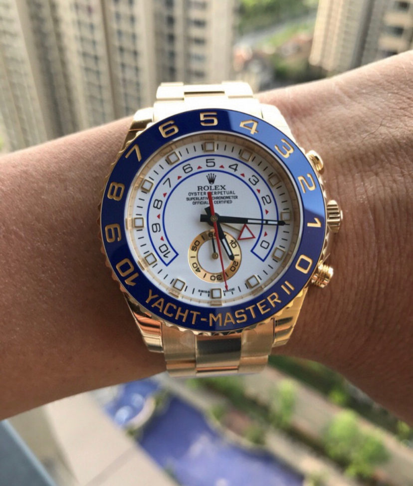 較早 Yacht-Master II 的佩戴照，可見側面與倒數圈