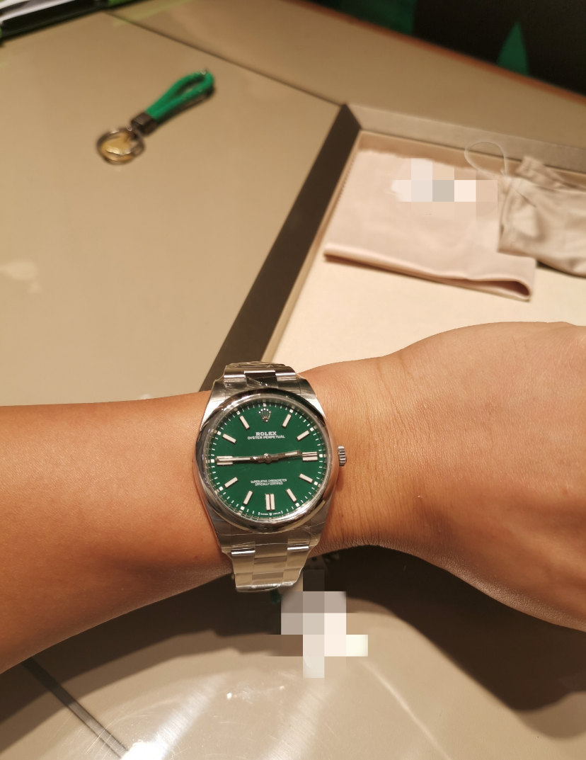 綠色錶面 Rolex Oyster Perpetual 正面及佩戴相片,用作說明錶面顏色須配合型號與年份核對