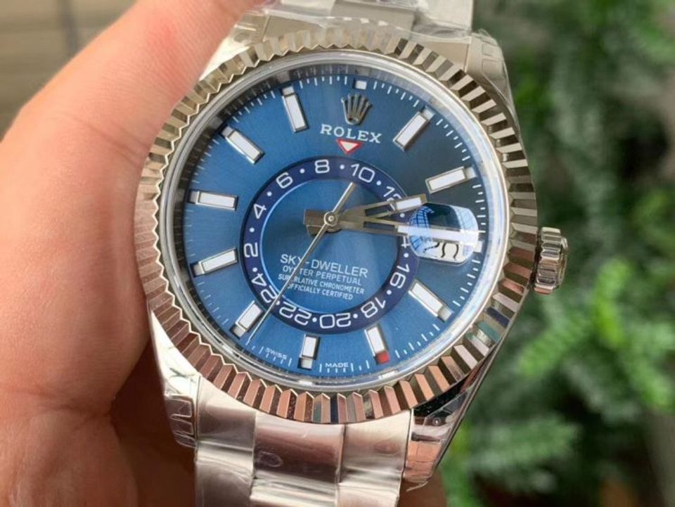藍色錶面 Sky-Dweller 正面，可觀察月份小窗、24 小時盤、日期與坑紋外圈