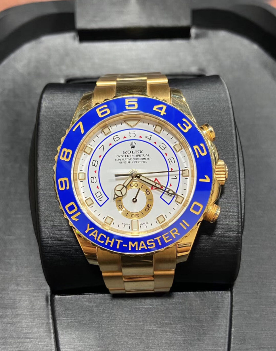 較早世代 Yacht-Master II 正面實拍，可觀察舊代倒數刻度、外圈與按鈕