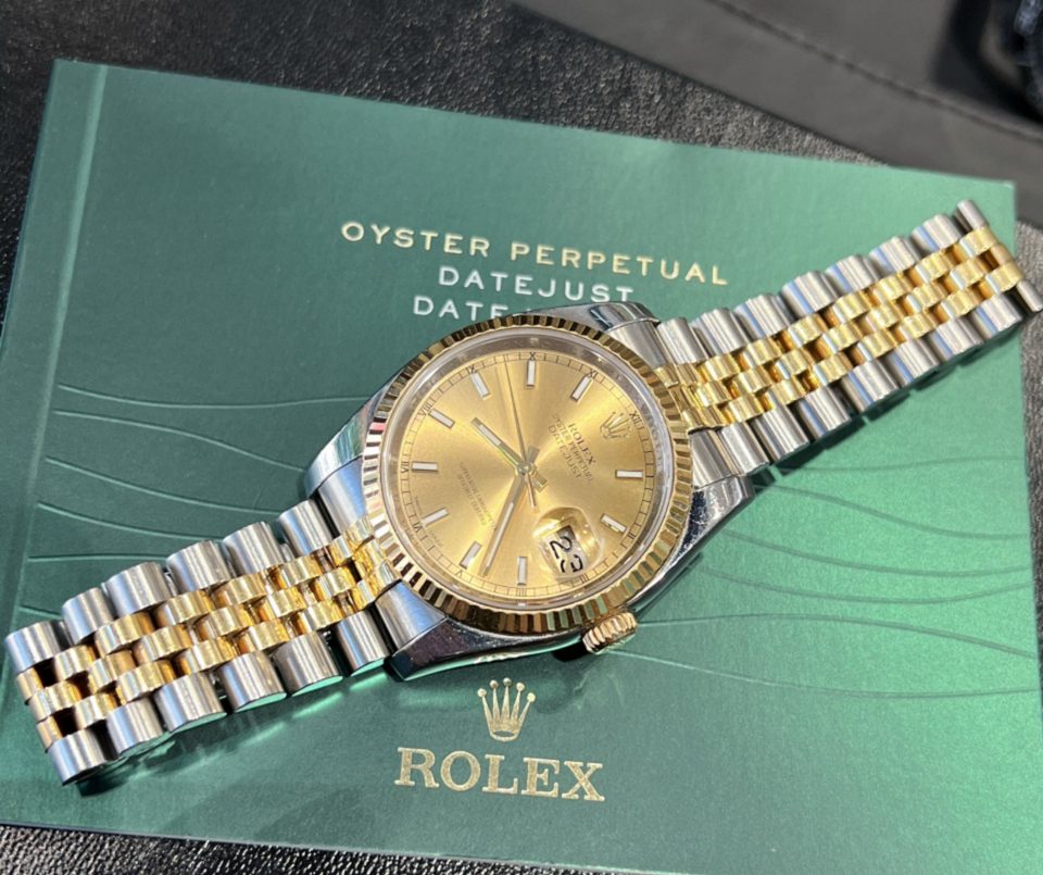 Datejust 腕錶與冊件同框實拍，用作說明出售前應逐件記錄配件