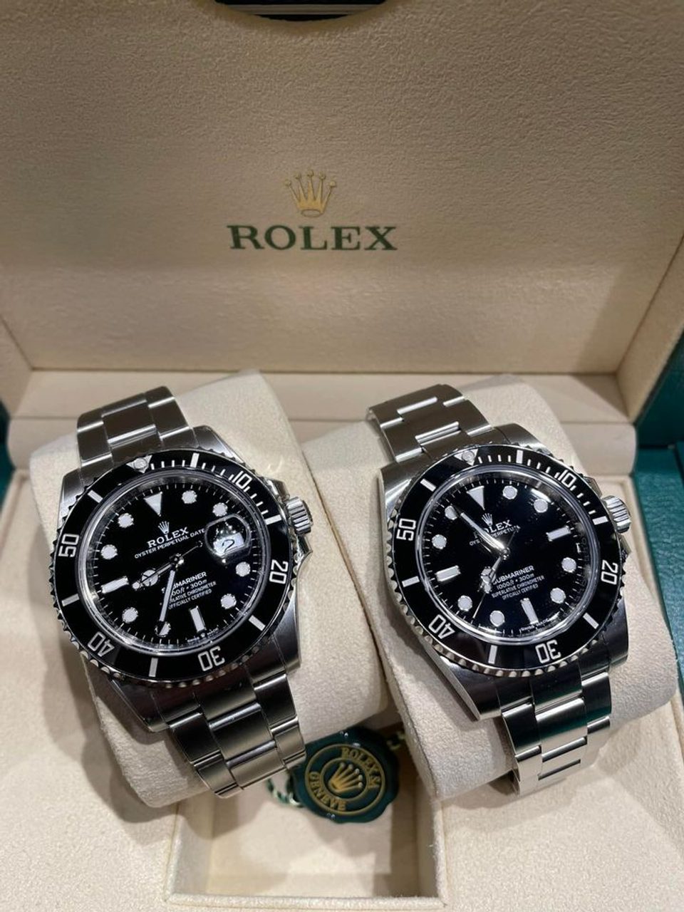 有曆與無日曆黑色外圈 Submariner 並列實拍，可比較盤面對稱、外圈、錶耳及錶帶比例