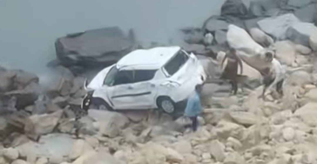 चम्बा में मेडिकल कॉलेज के इंटर्न डॉक्टरों की कार रावी नदी में गिरी, एक की मौत, एक लापता- 2 गंभीर घायल