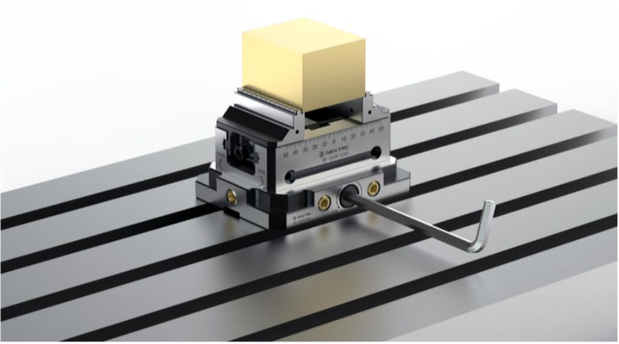 Self-centering vise mounted on a zero-point plate