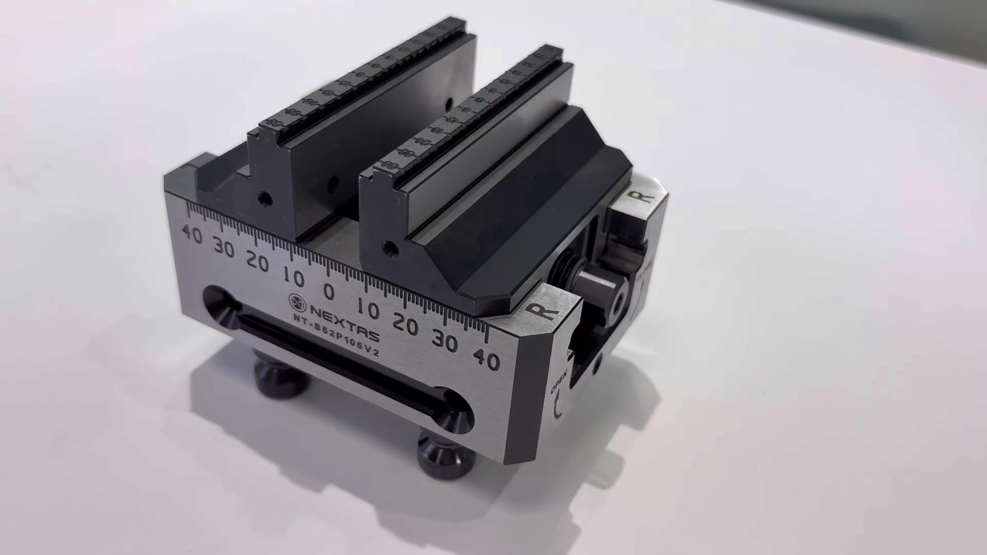 NEXTAS NT-S52P105V2 self-centering vise with two jaws, side scale and visible model marking