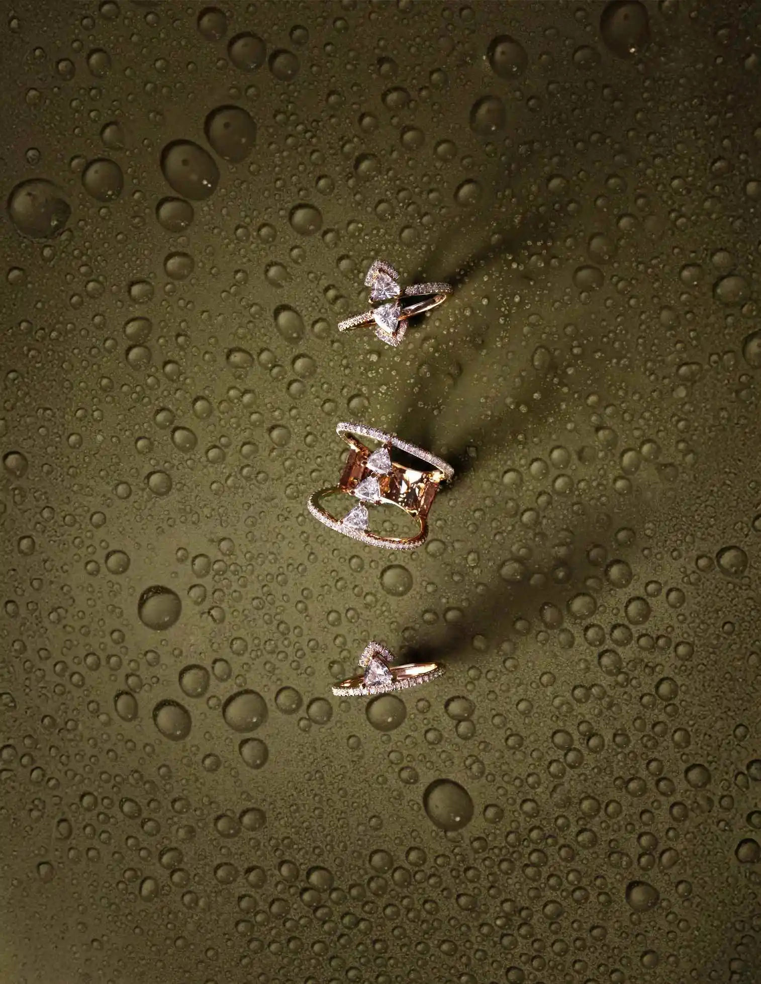 Diamantensieradenfotografie – trio diamanten ringen op marmer