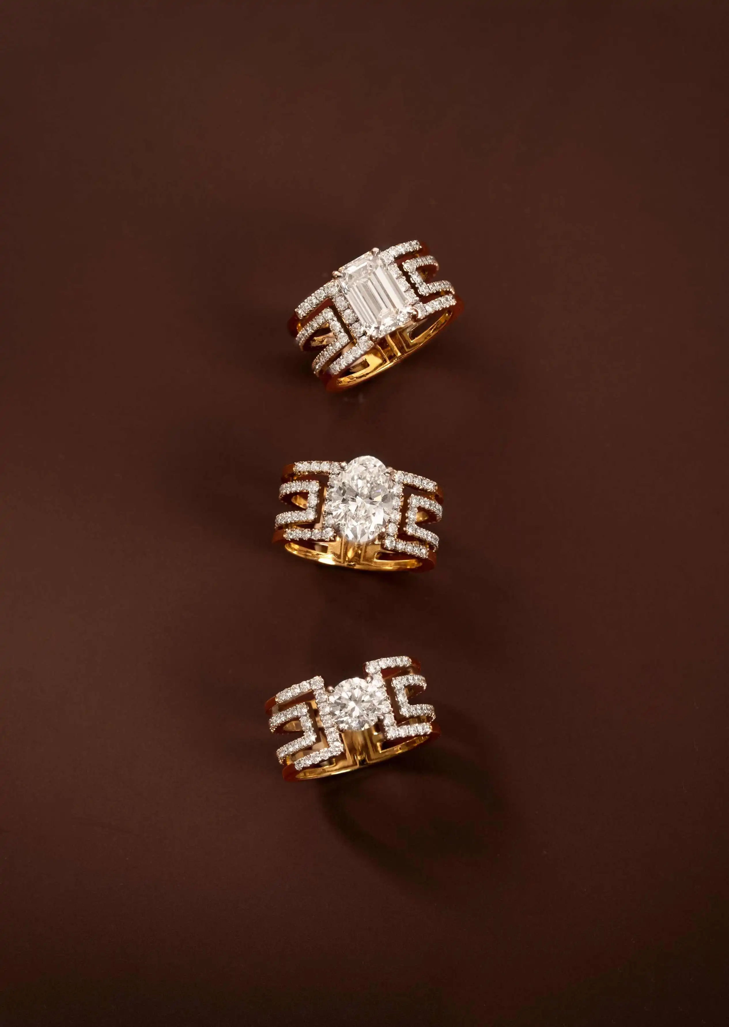 Diamantensieradenfotografie – stapel warmbruine ringen