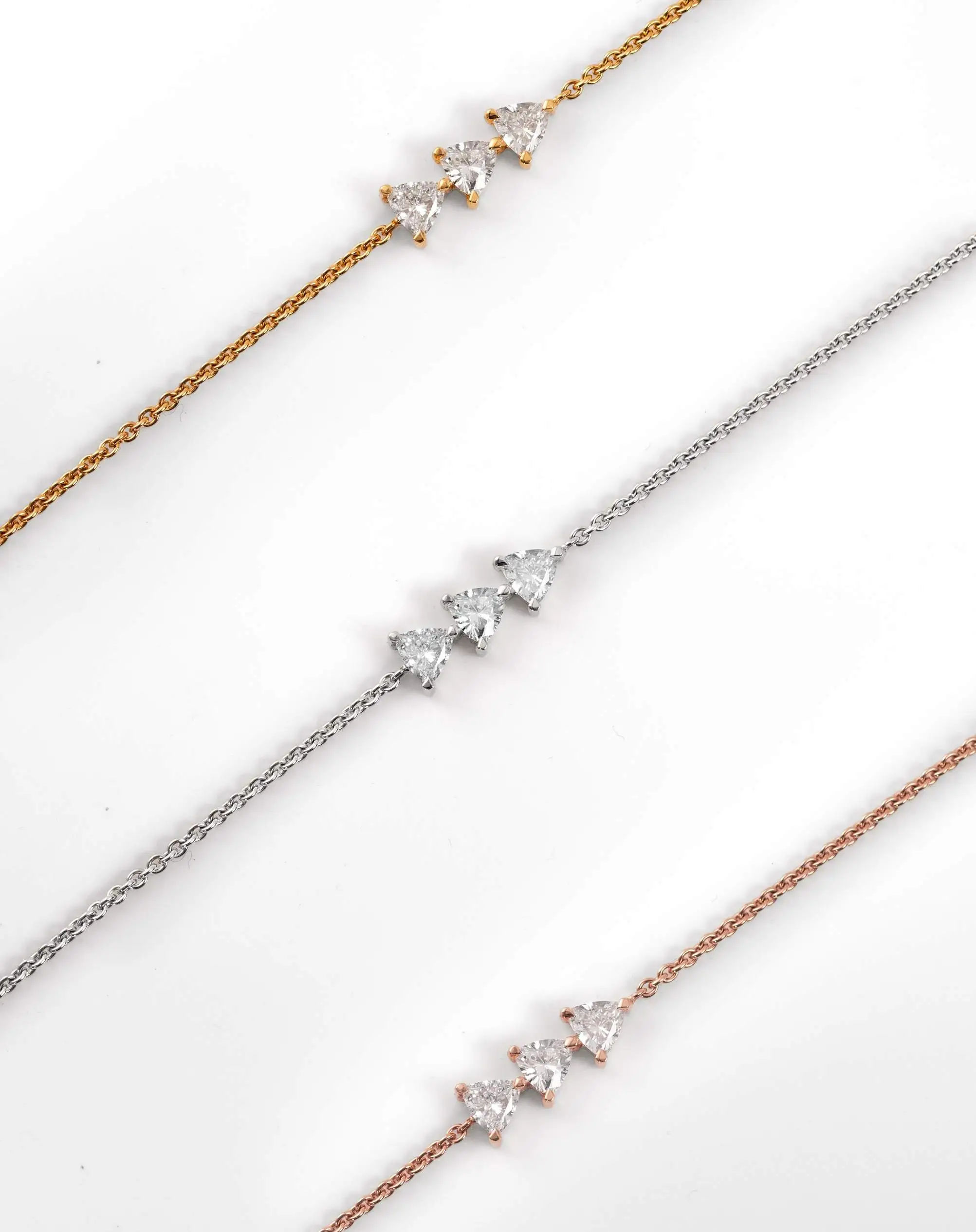 Diamantensieradenfotografie – stapel armbanden in goud en diamant