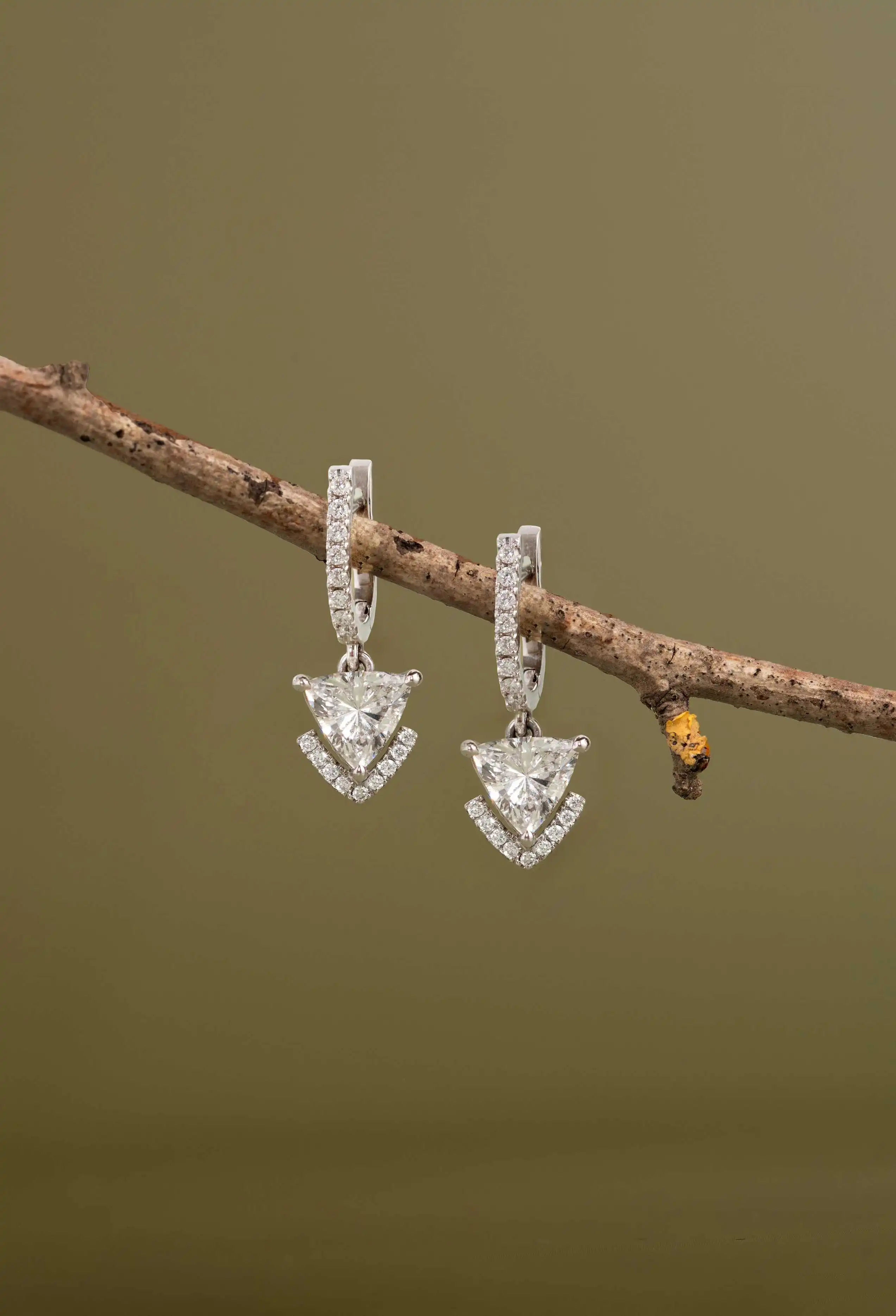 Diamantensieradenfotografie – smaragdgroene oorhangers aan een tak