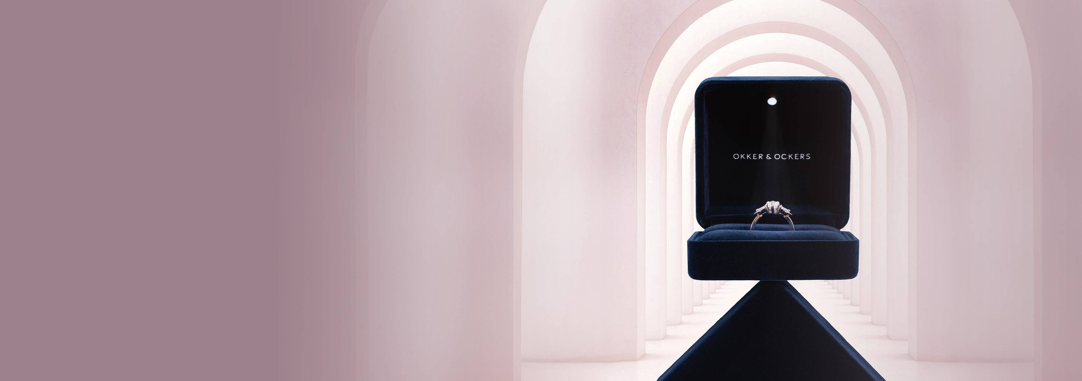 Juwelenfotografie-opstelling in de studio met een verlovingsring onder zacht licht