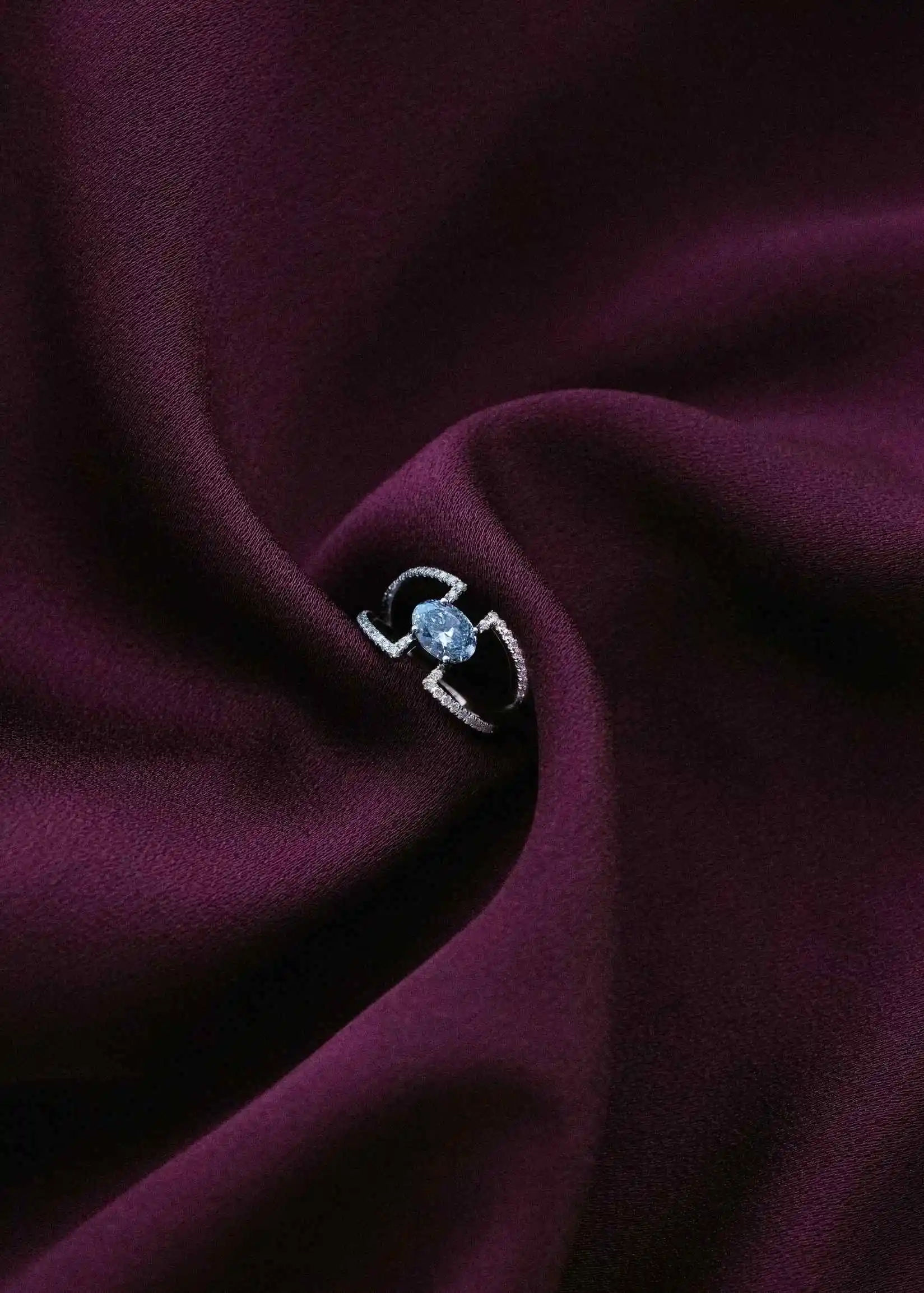 Diamantensieradenfotografie – ring met blauwe belichting tussen bogen