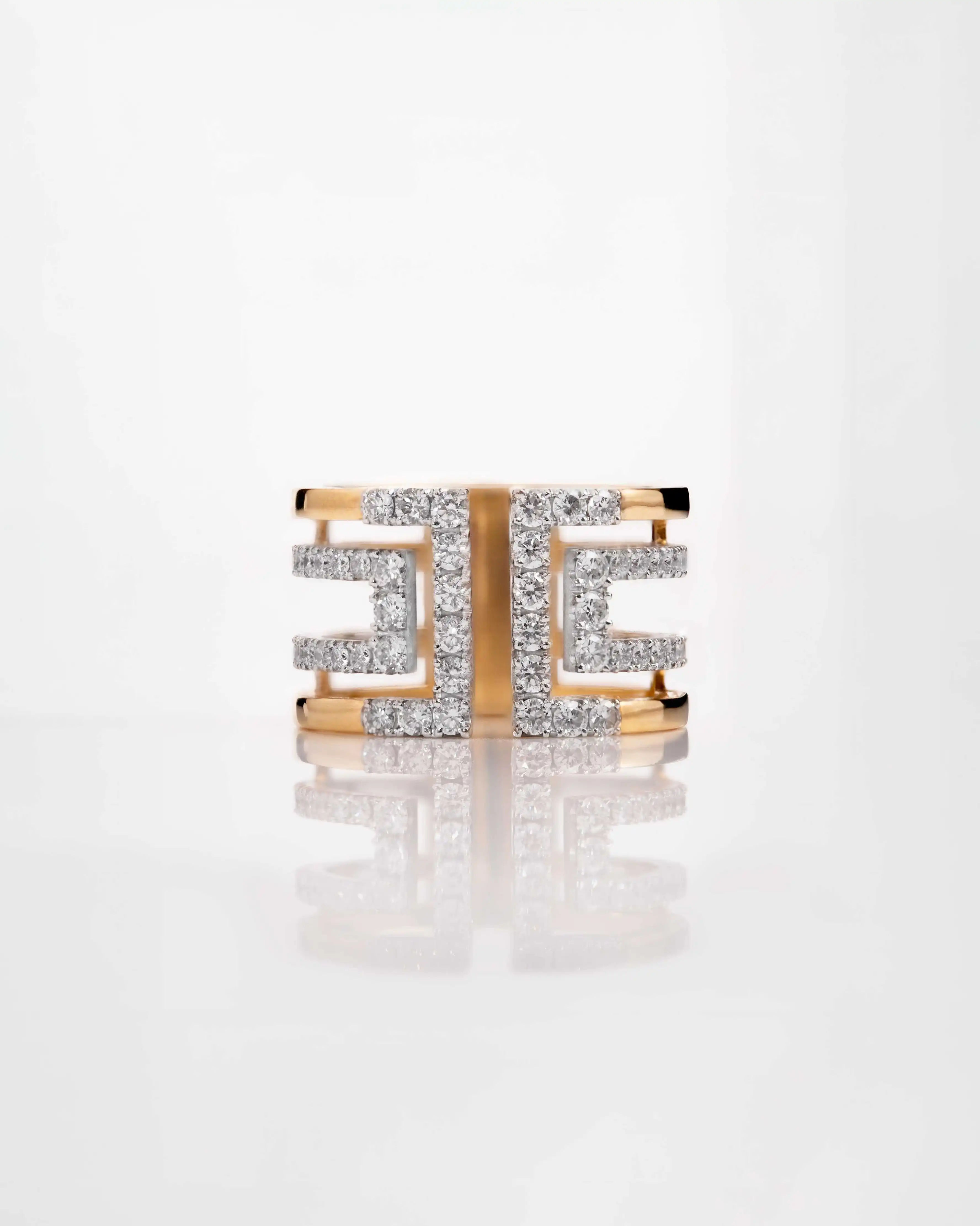 Close-upfoto van sieraden – Hoge-resolutie close-up van een diamanten dubbele bandring