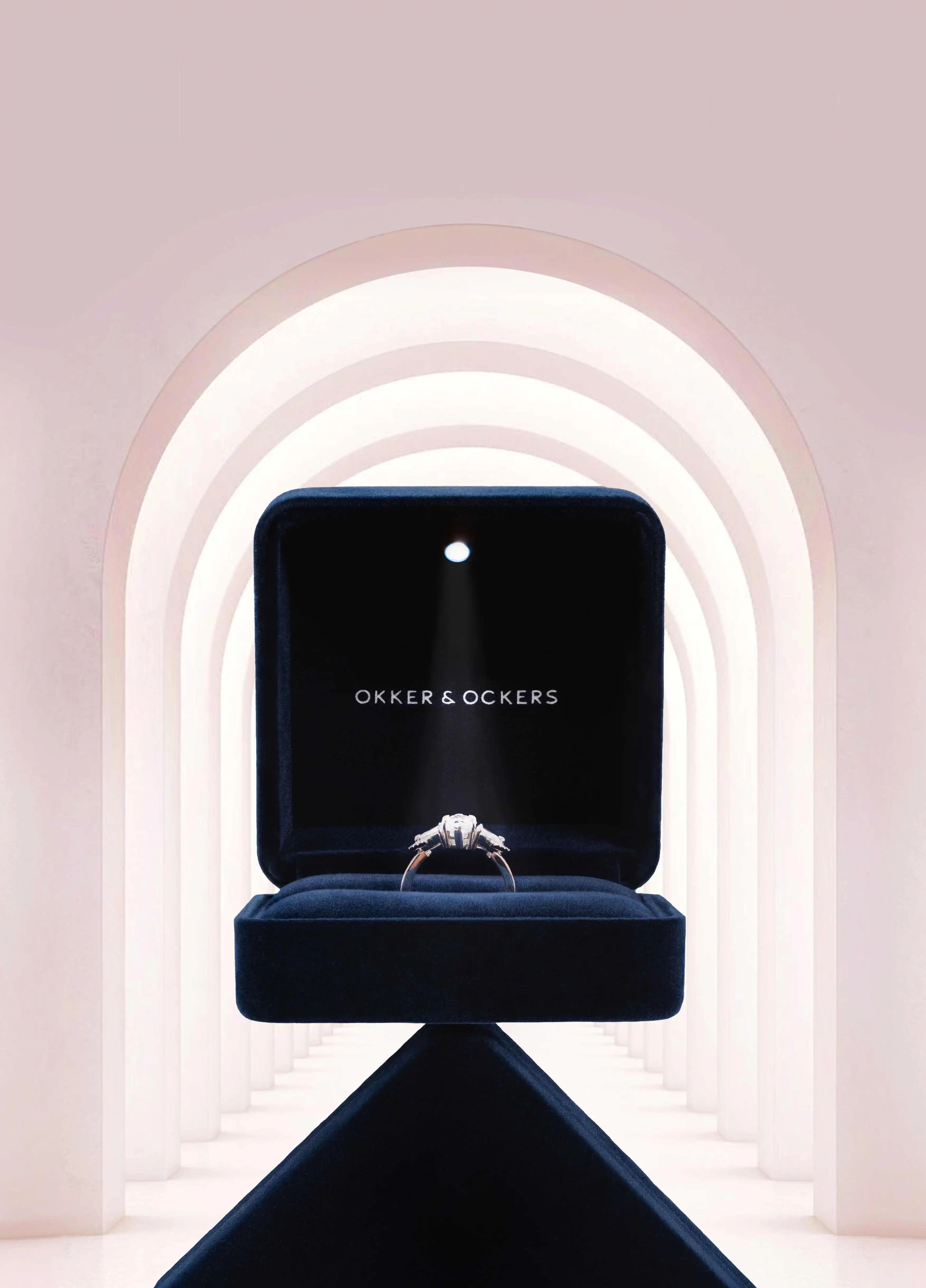 Juwelenfotografie-opstelling in de studio met een verlovingsring onder zacht licht