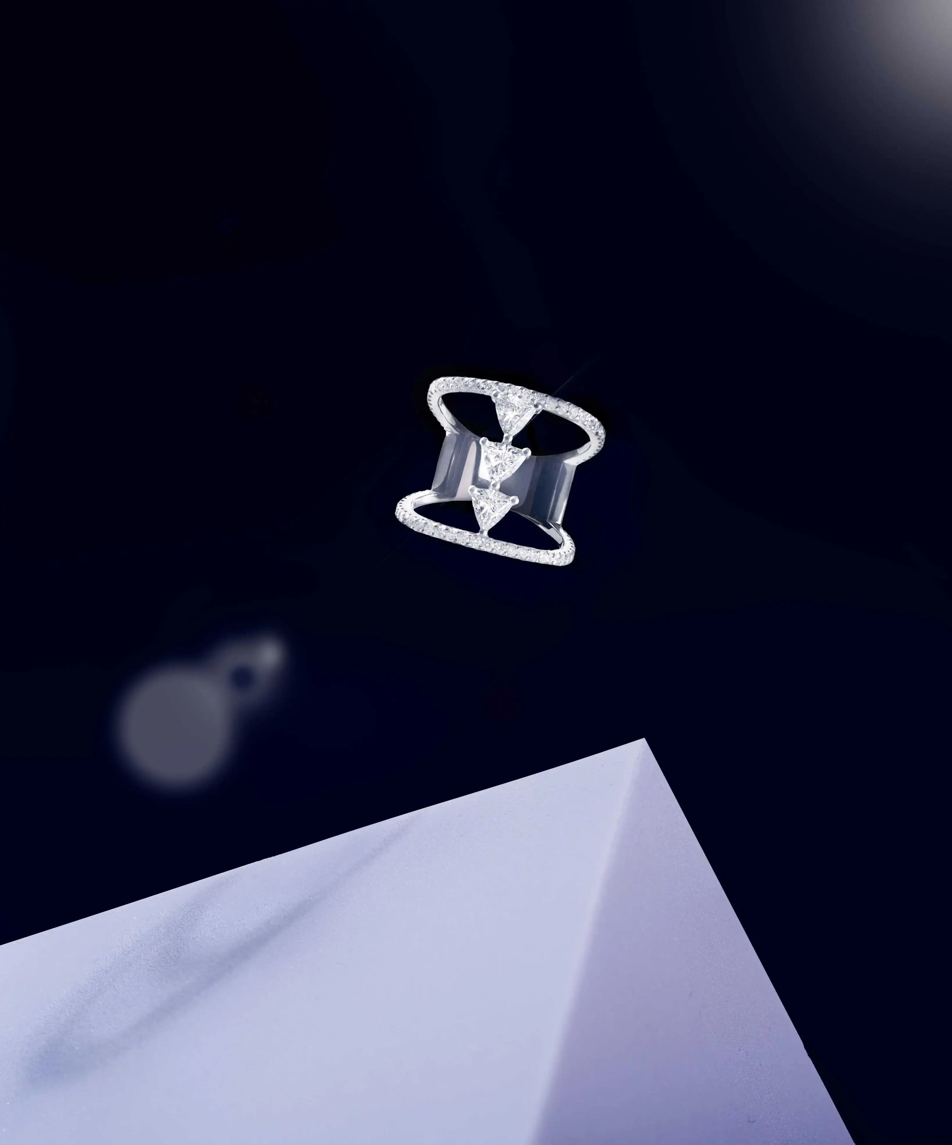 Zwevende en moderne sieradencompositie