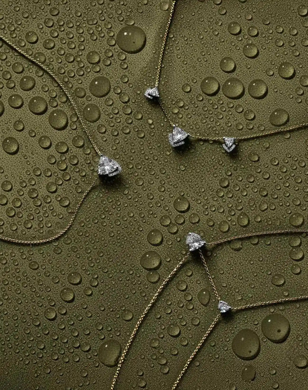 Diamantensieradenfotografie – gelaagde kettingen met groene edelstenen