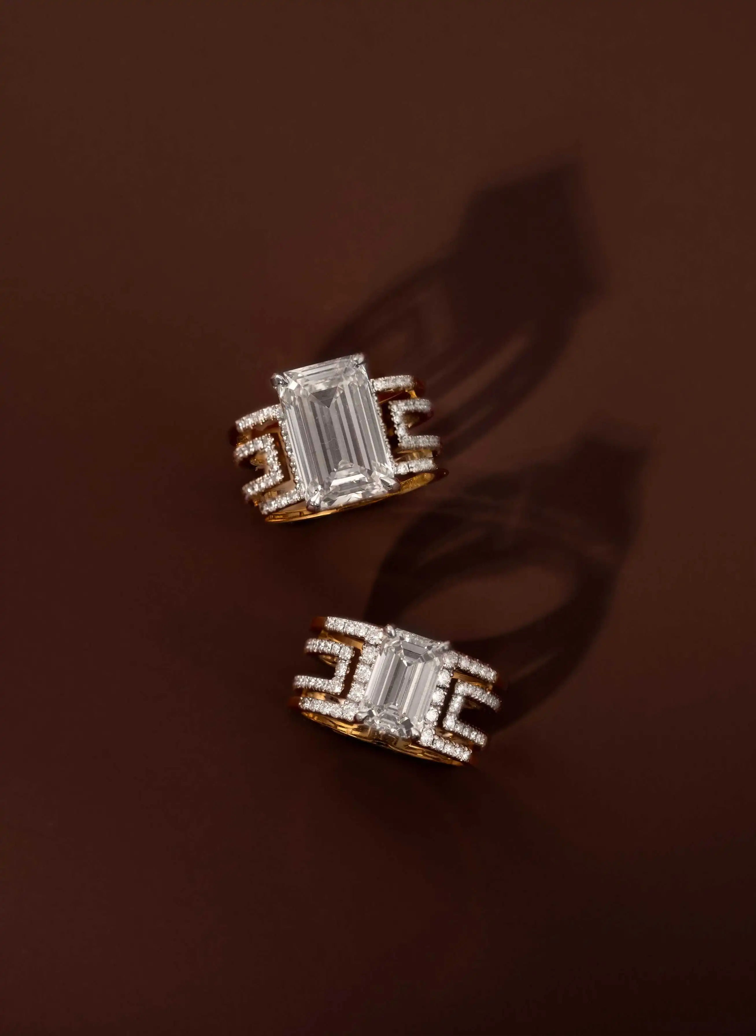 Diamantensieradenfotografie – smaragdgroene oorbellen op bruine zijde