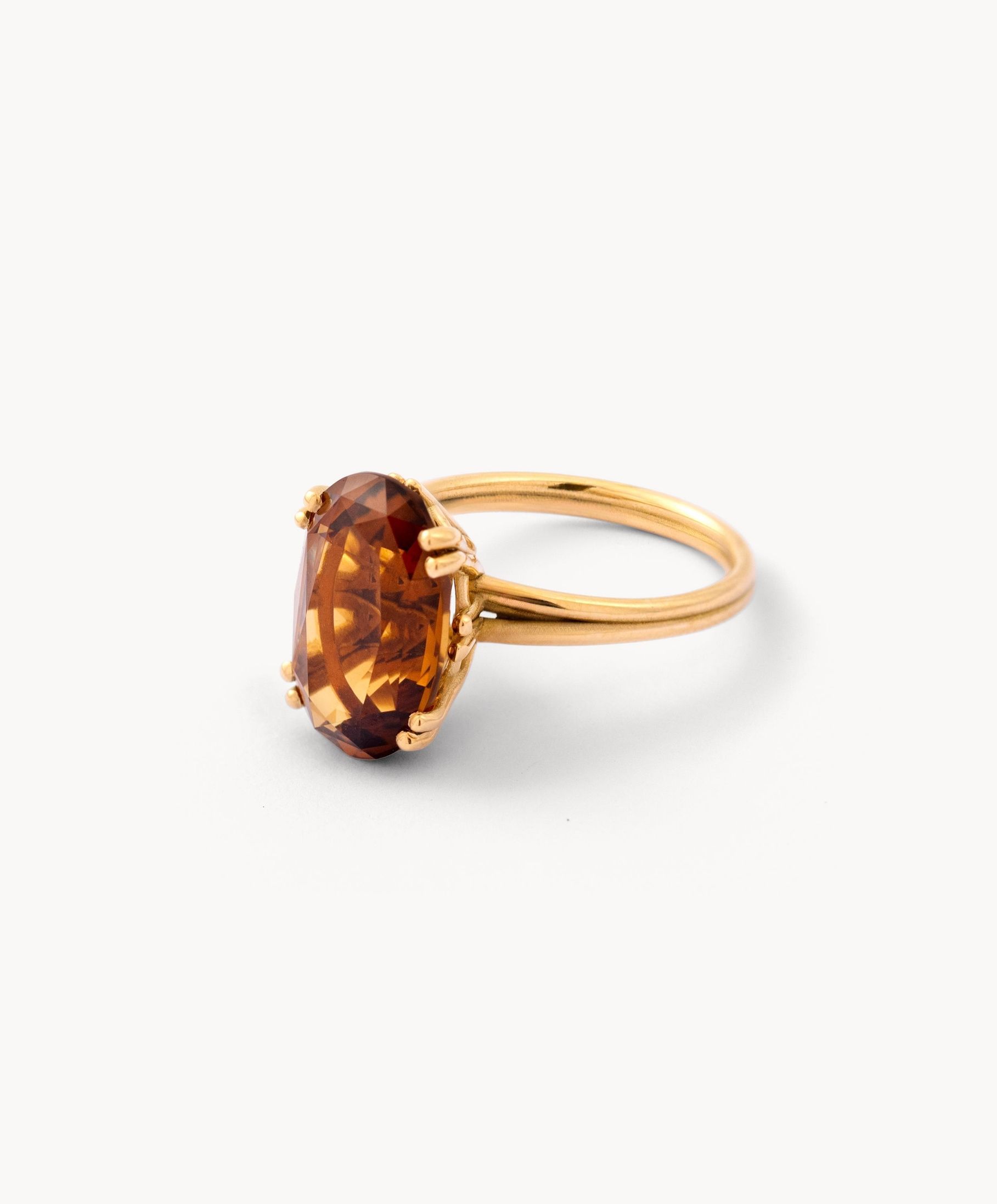 Packshot van sieraden – trio ringen op bruine achtergrond diepteaanzicht