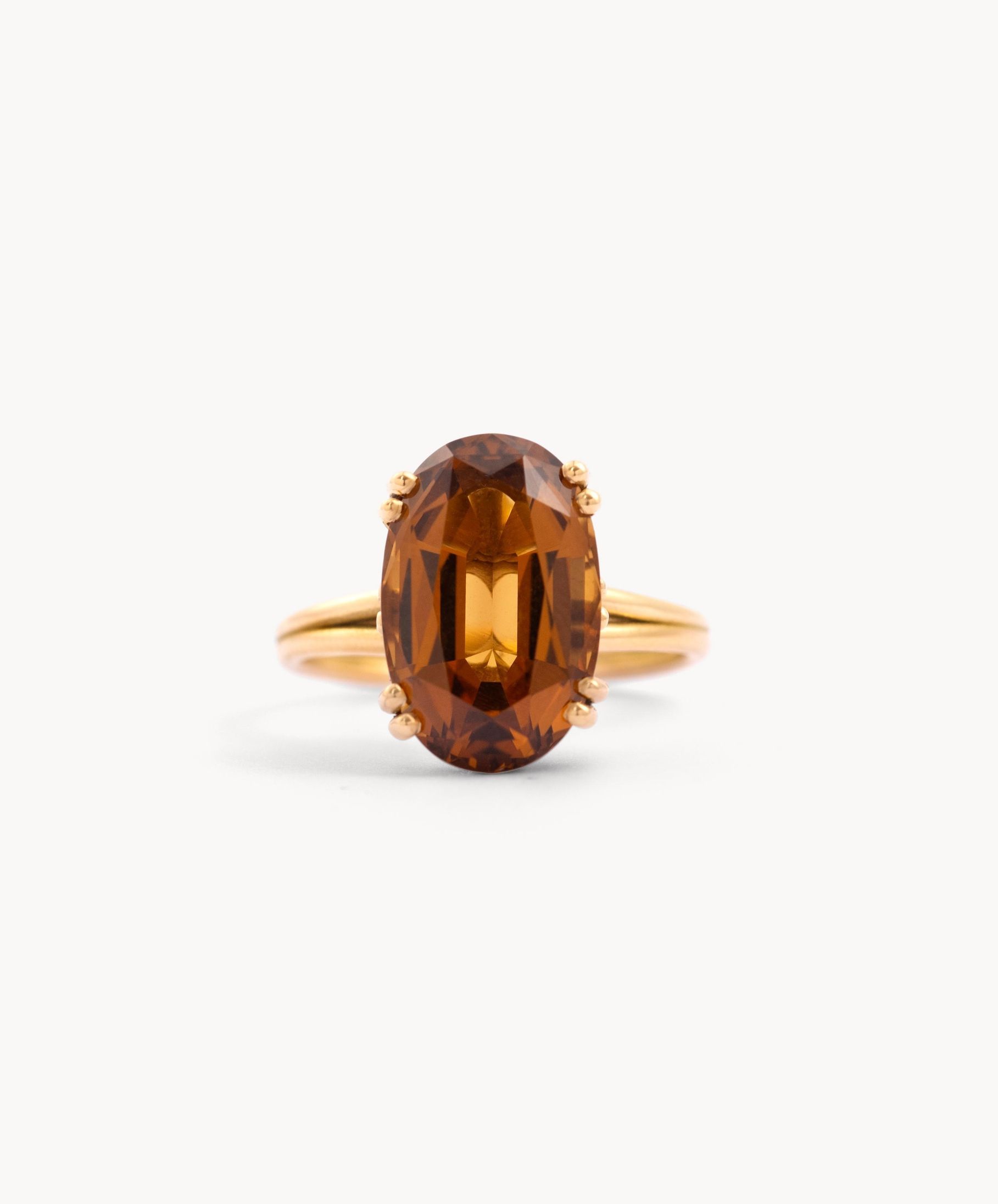 Packshot van sieraden – trio ringen op bruine achtergrond vooraanzicht