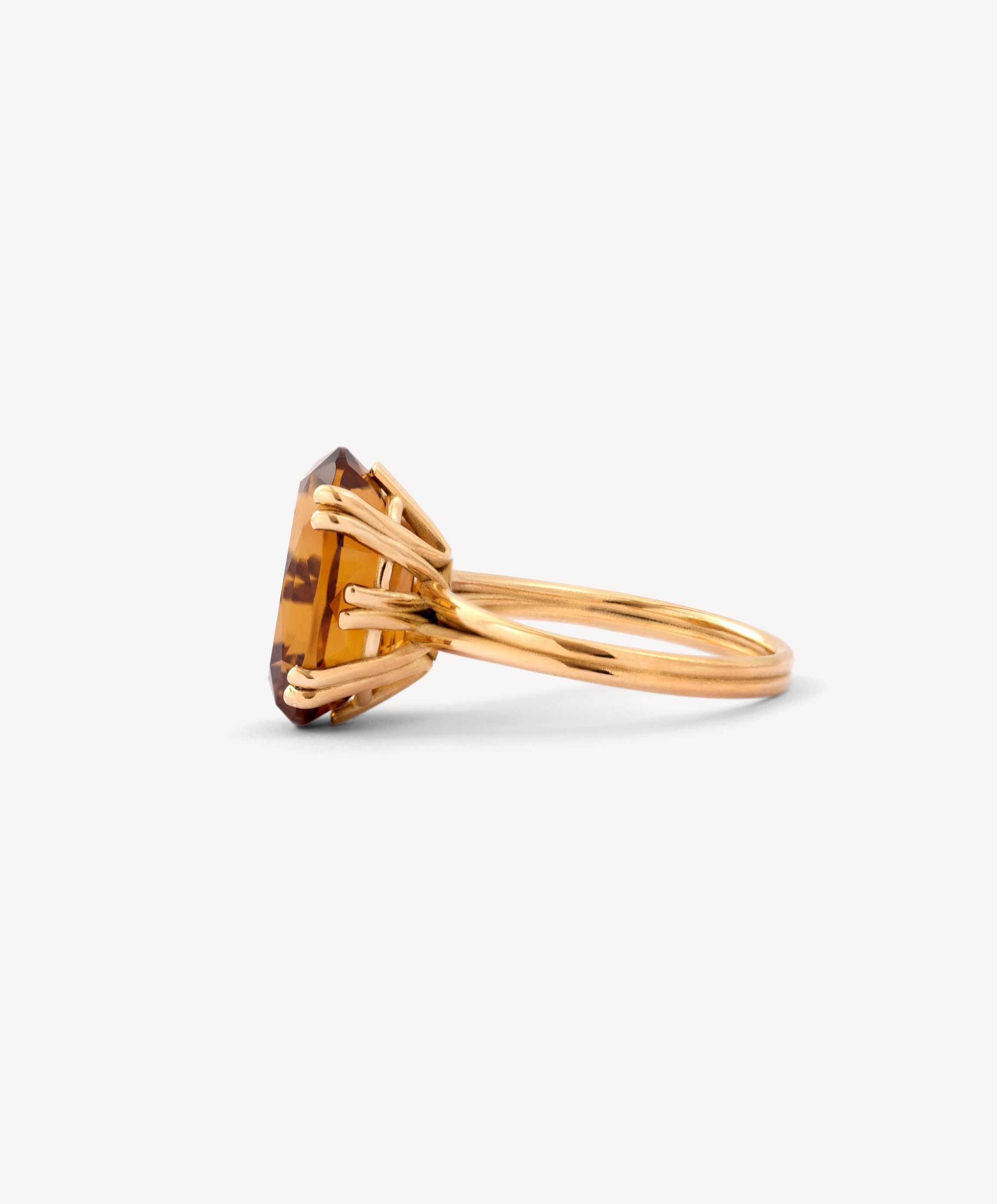 Packshot van sieraden – trio ringen op bruine achtergrond zijaanzicht