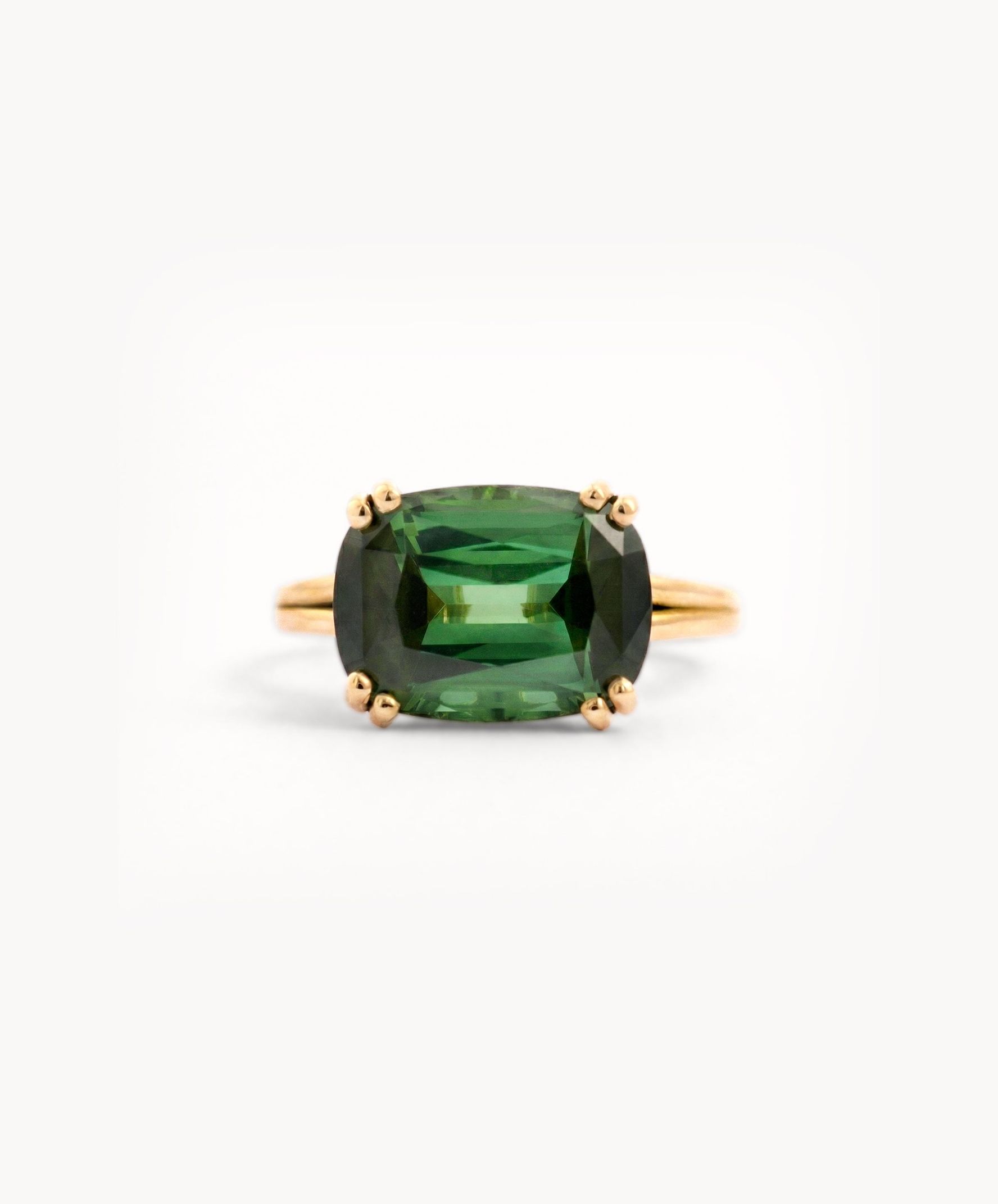 Packshot van sieraden – trio ringen op groene achtergrond vooraanzicht