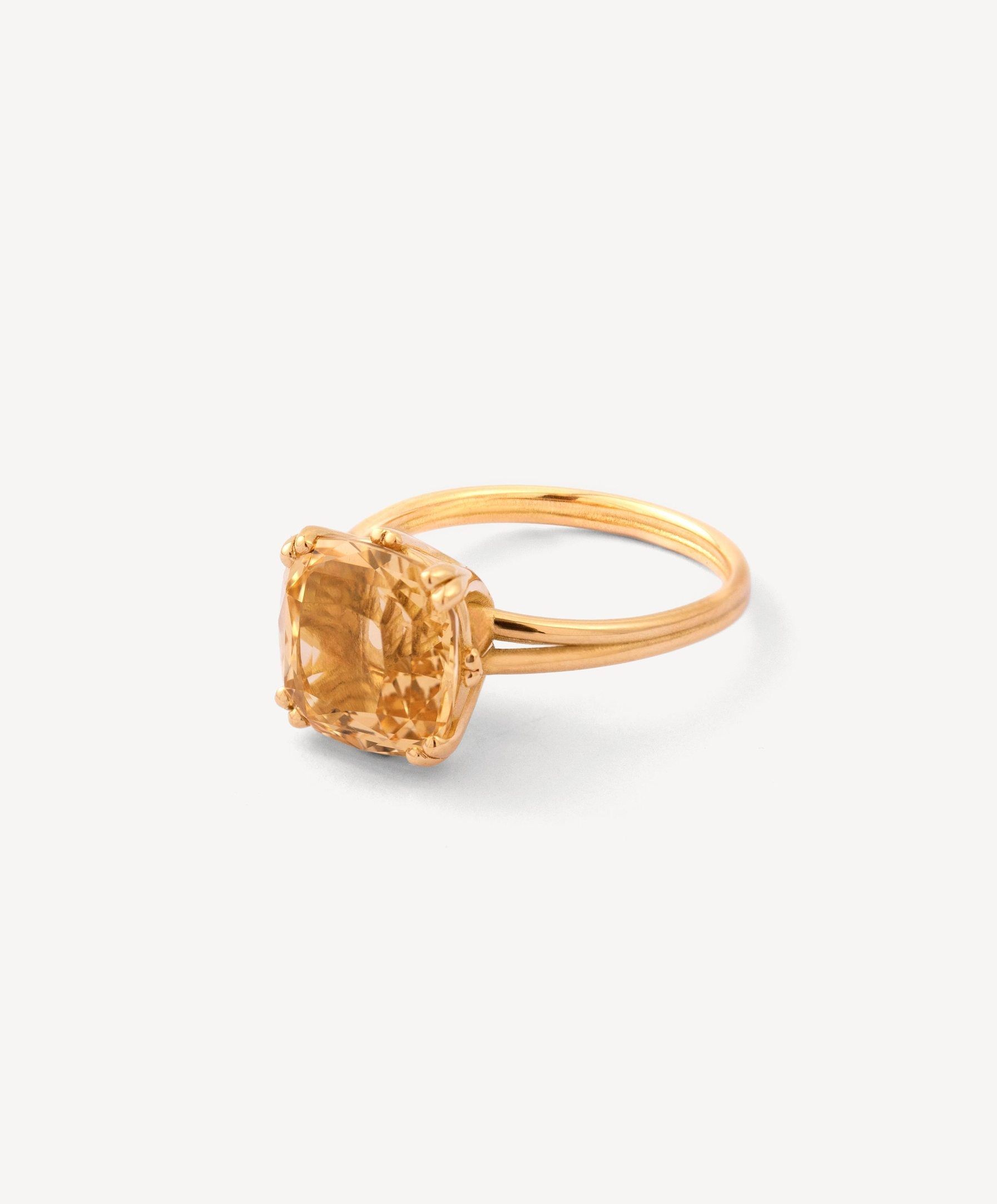 Packshot van sieraden – trio ringen op gele achtergrond diepteaanzicht