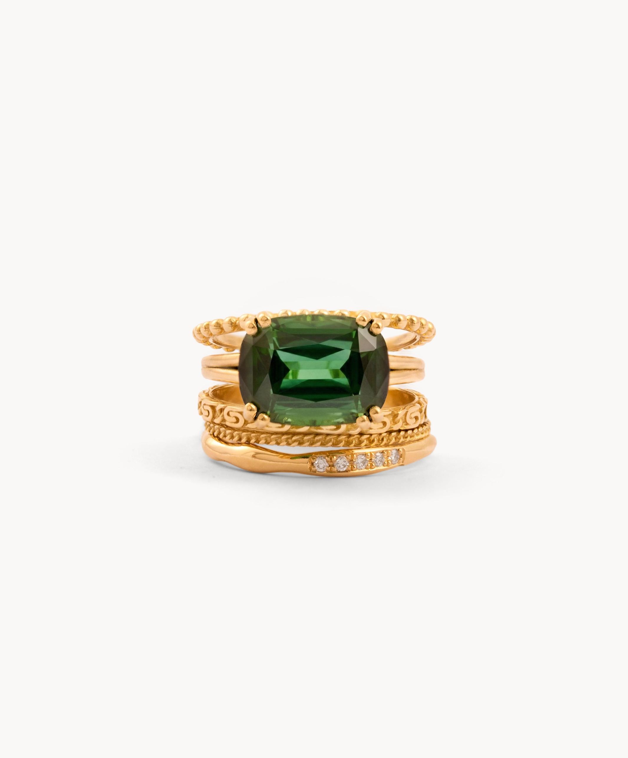 Packshot van sieraden – witgouden ringenstack 7